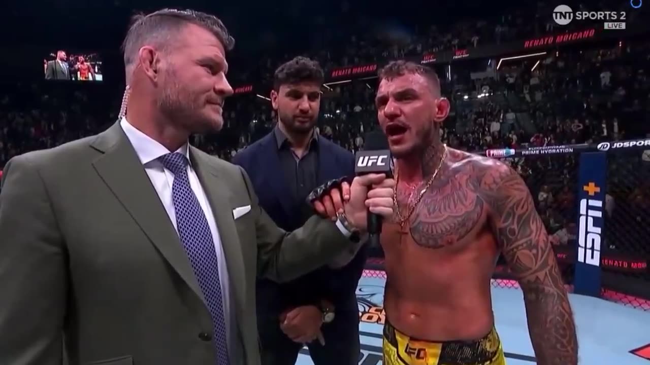 A UFC fighter says “f*ck Macron” after winning a flght in France. 👀