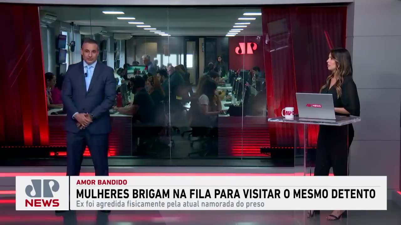 Mulheres brigam na fila de presídio para visitar o mesmo detento