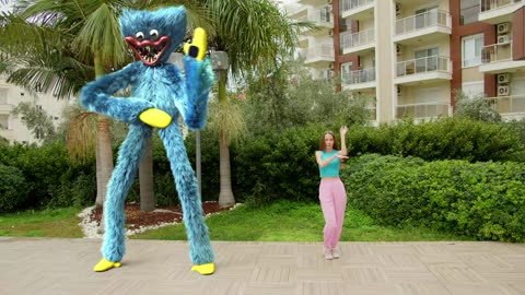 Huggy Wuggy dancing