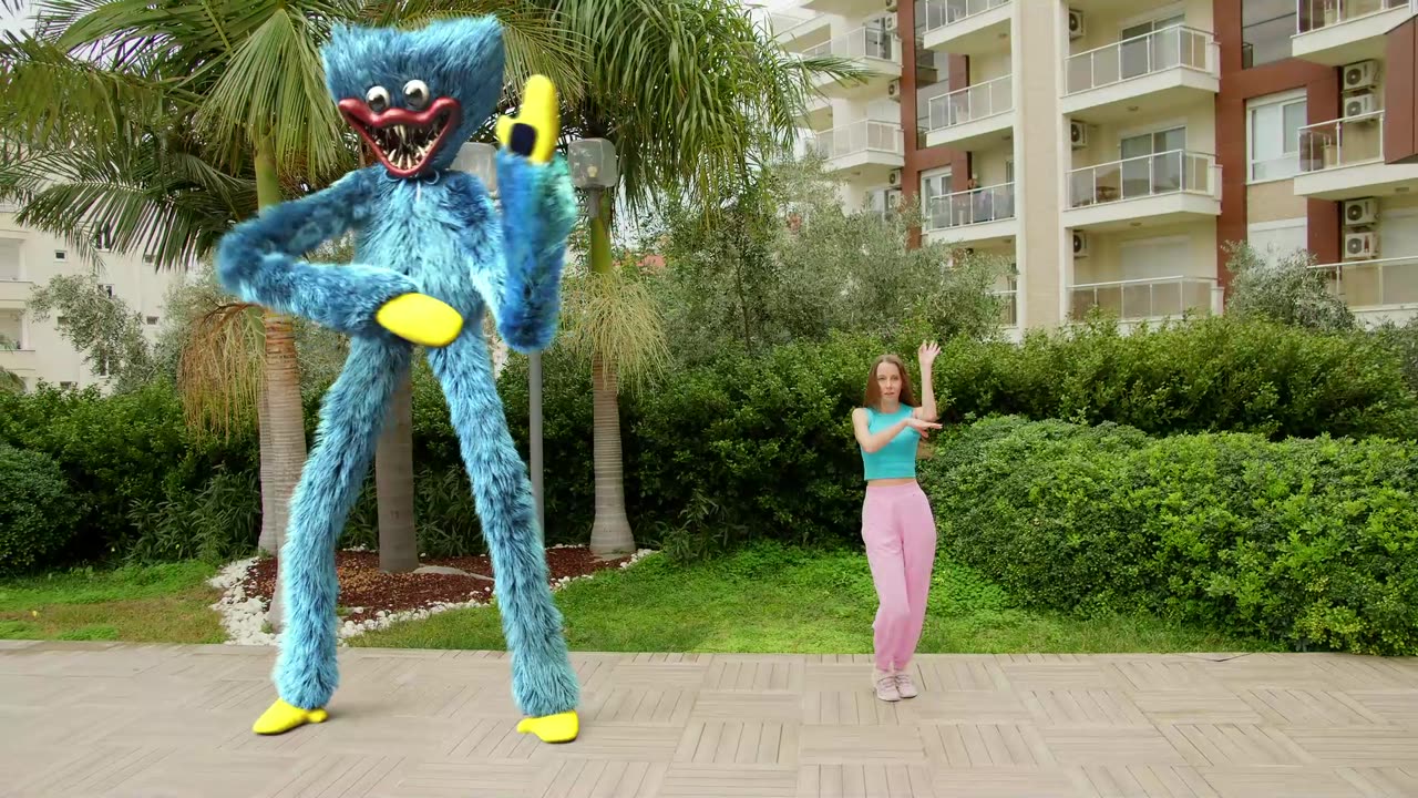 Huggy Wuggy dancing