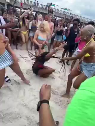 FUERA LAS PELUCAS EN UNA PLAYA DE FLORIDA, MARZO 2024