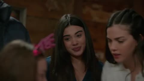 El regalo de Asiye y Ömer hace muy especial el cumpleaños de Emel