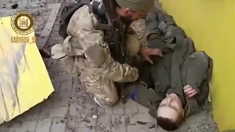 Ρώσοι μαχητές, ελευθερώνοντας ένα από τα κτίρια, σκοντάφτουν πάνω στον εχθρό