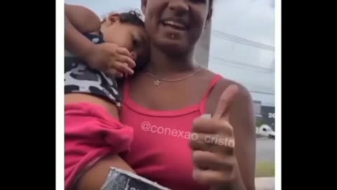 man helps a mother of a family who was in need, with R$100