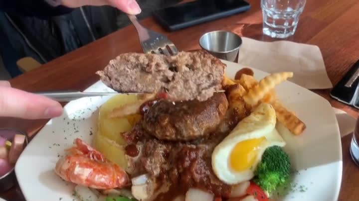 Cutting and eating beef