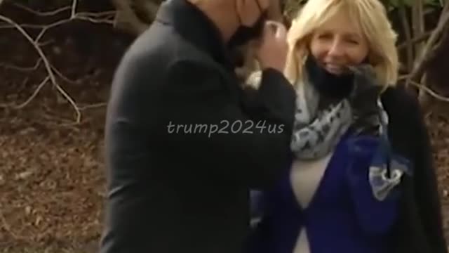 Donald Trump kisses with his family