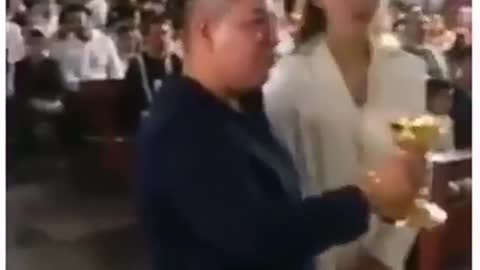 cuando sos alcohólico y vas a misa😂