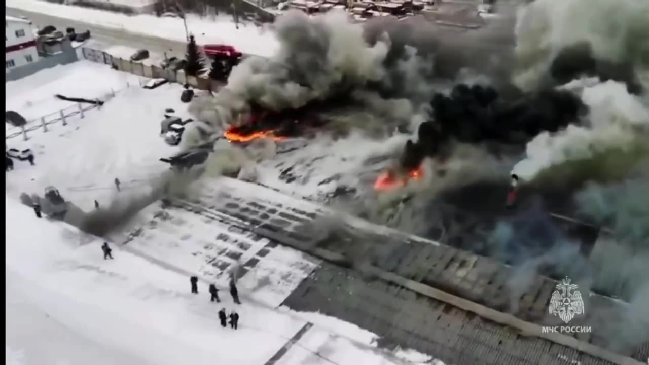 🔥 In Altai Krai, a fire broke out at a warehouse of building materials and