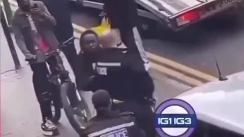 When a street vendor steps in because the cops are too useless & pathetic.