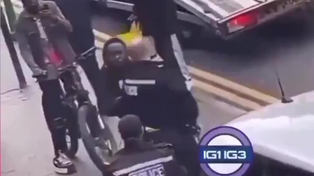 When a street vendor steps in because the cops are too useless & pathetic.