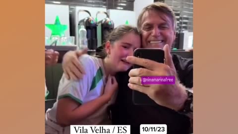 President Bolsonaro moves a young woman by taking a photo with her at a steakhouse in 2023