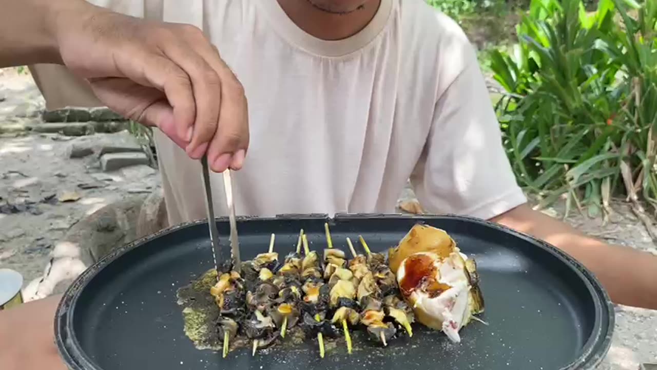 Makan sate keong sawah