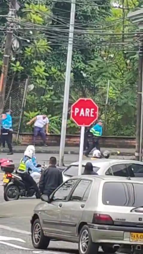 Video registró a tres agentes de tránsito golpeando a un conductor
