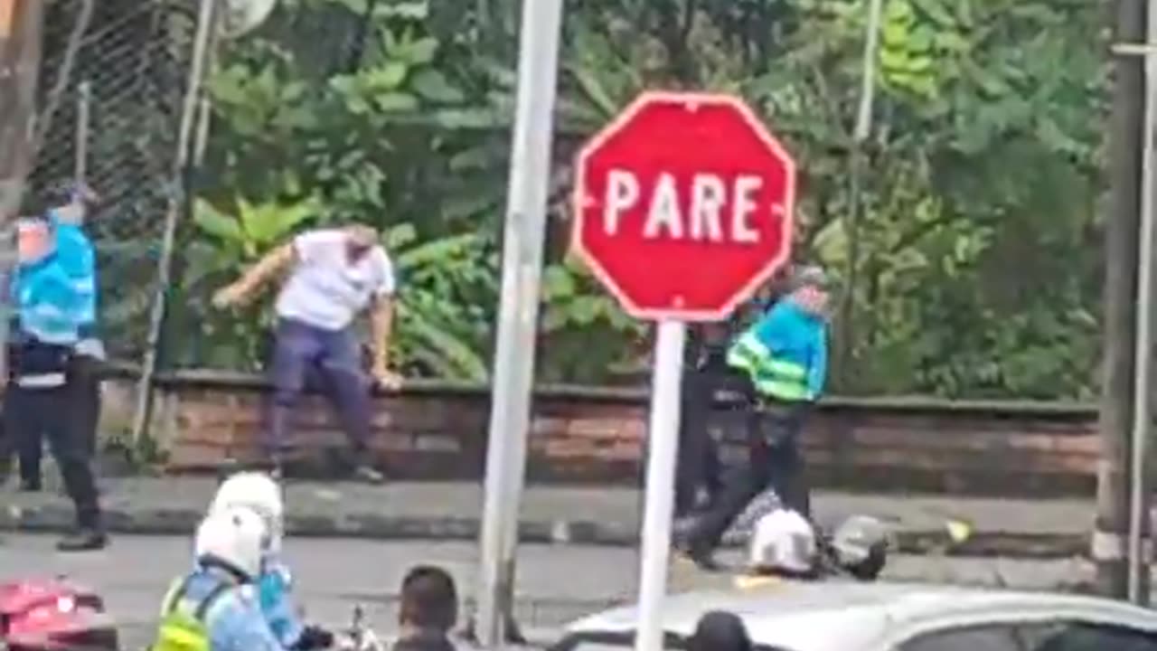 Video registró a tres agentes de tránsito golpeando a un conductor