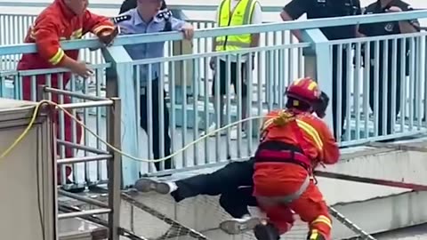 Firefighter doing his job! 💪#Famous #Viral #Tranding #USA #canada