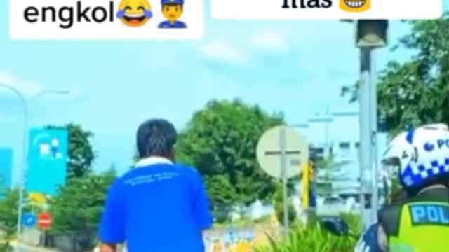 No helmet infront of traffic police