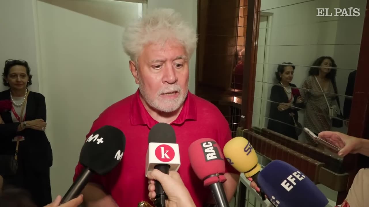 VENECIA 2024 | "Mi respuesta a los discursos de odio": Almodóvar, sobre 'La habitación de al lado'