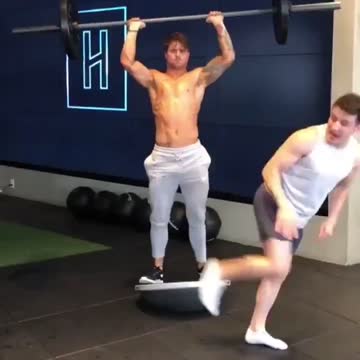 Dude doing the most INSANE workouts ever 😯 (via devonlevesque/IG) https://t.co/bjQS6nUc6S