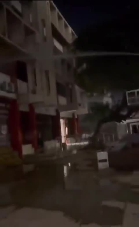 Mario Nawfal - 🚨🇻🇪PROTESTERS BURN DOWN MAYOR’S OFFICE IN VENEZUELA.