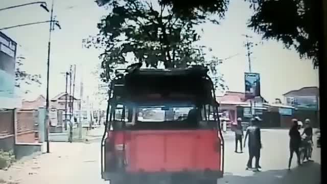 Dash Cam "Run away from the police raid, even girlfriend left??? Why?"