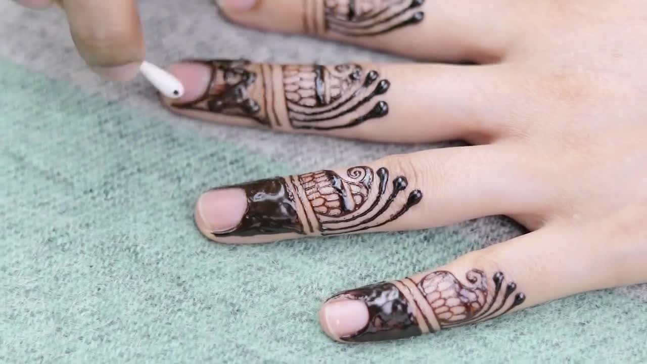 Henna for engraving on the hands