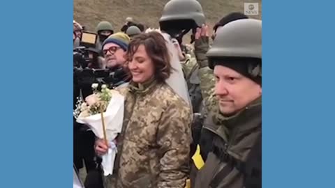 Ukrainian soldiers get married at Kyiv checkpoint