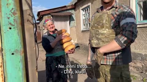 Ruští vojáci pomáhají seniorům, kteří žijí už 8 let pod palbou Ukrajinců v Doněcké oblasti