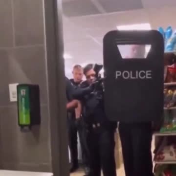 getting arrested while taking a shit is crazy😭