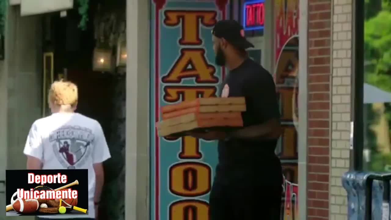 LEBRON JAMES / Se DISFRAZA de repartidor de PIZZA