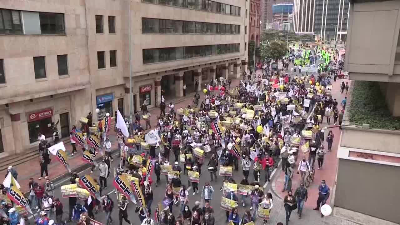 Miles de colombianos toman las calles en protesta contra reforma tributaria