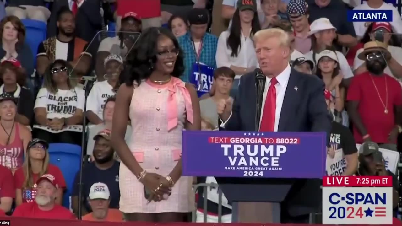 Donald Trump mời người phụ lên sân khấu tại Chick-Fil-A, Atlanta, nơi ông Rally.