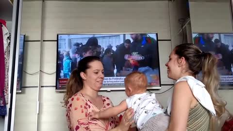 Baby is confused when he sees mother and aunt twins together (480P)