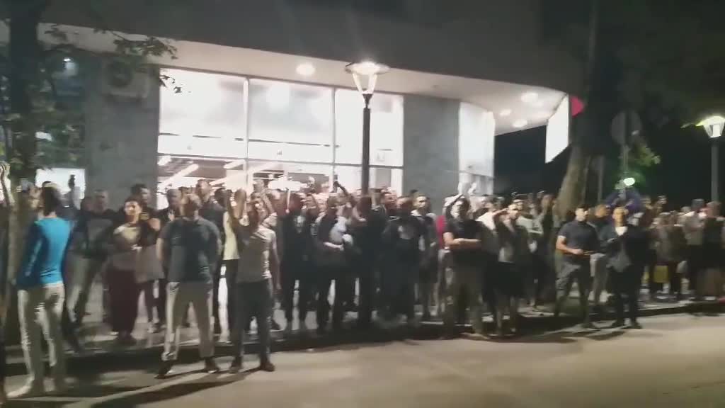 Okupljeni građani u Nikšiću pjevaju