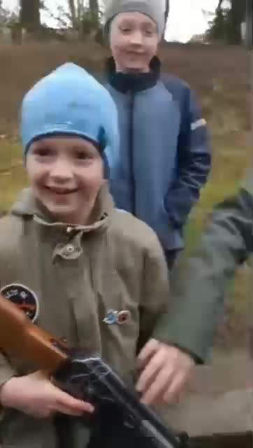 Ουκρανοί στρατολογουν παιδια