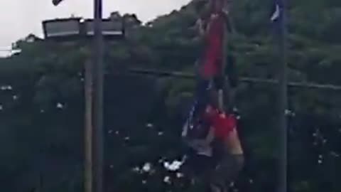 Venezuelanos retiram a bandeira cubana 🇨🇺 de um local público