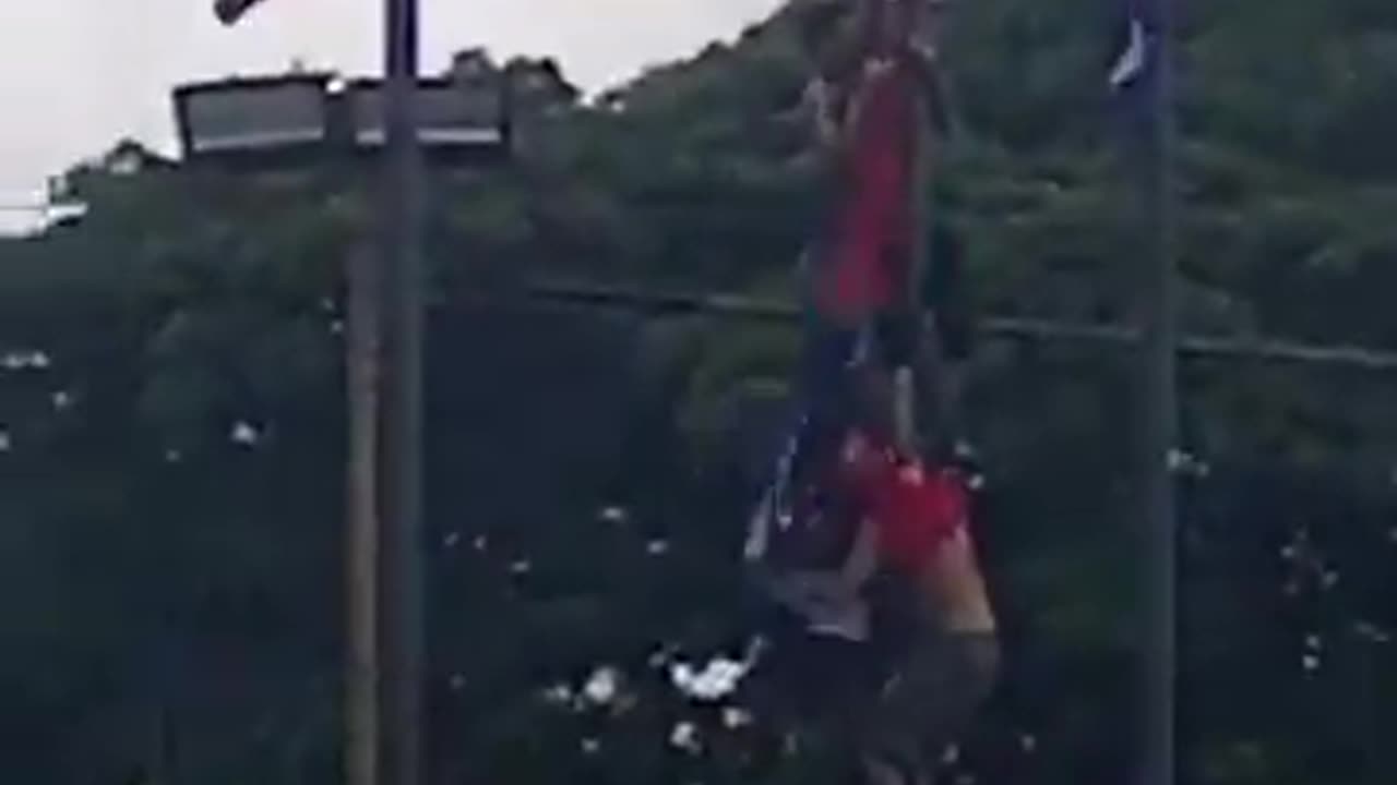 Venezuelanos retiram a bandeira cubana 🇨🇺 de um local público