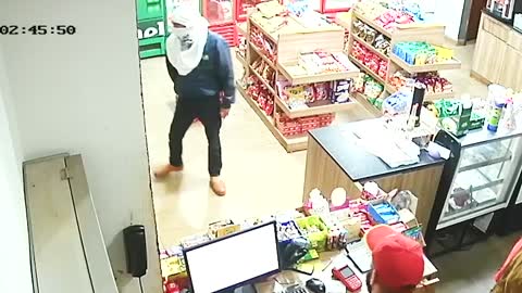 FOI ROUBAR CONVENIÊNCIA E SE......