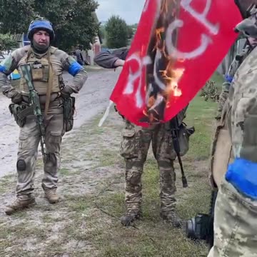 Solados ucranianos queman una bandera comunista