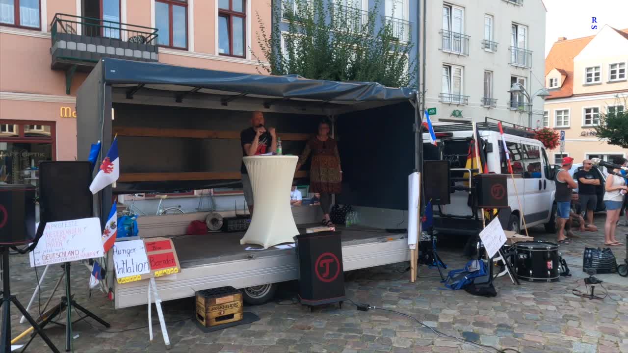 Ueckermünde - Kerstin kündigt Remo mit seinem Redebeitrag an 17-08-2022