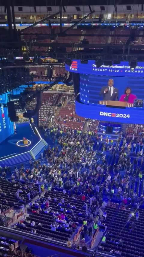 DNC Kicks Off in Chicago: Sparse Crowd, Protesters Clash with Police 🚧👥🛑