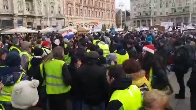 ŽUTI PRSLUCI U ZAGREBU Pokušali doći do prosvjeda učitelja, policija ih ne pušta