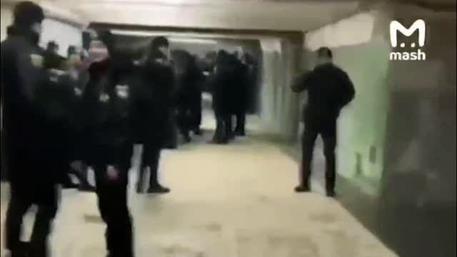 Policisté v Charkově utekli z ulic a schovali se před ruskou armádou v metru