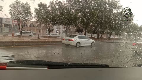 the scene of rain in the streets of the city of Riyadh