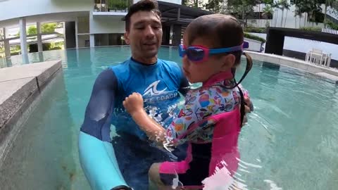 Little Kira learn to Swim like a Fish at 3 years old! 🐟☀️-16