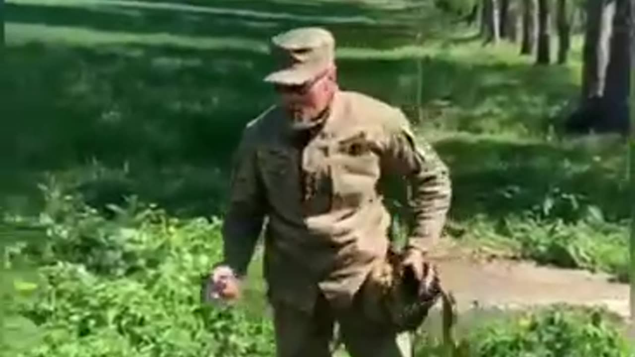 Commissar recruiter not welcome in UKR village.