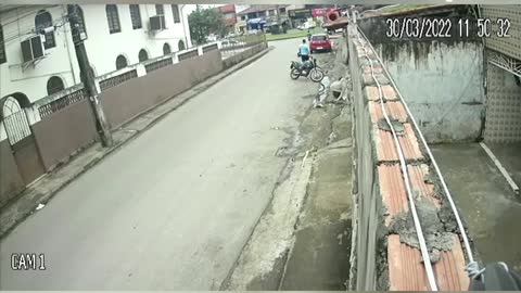 Ladrao rodeando em moto no Maranhão.