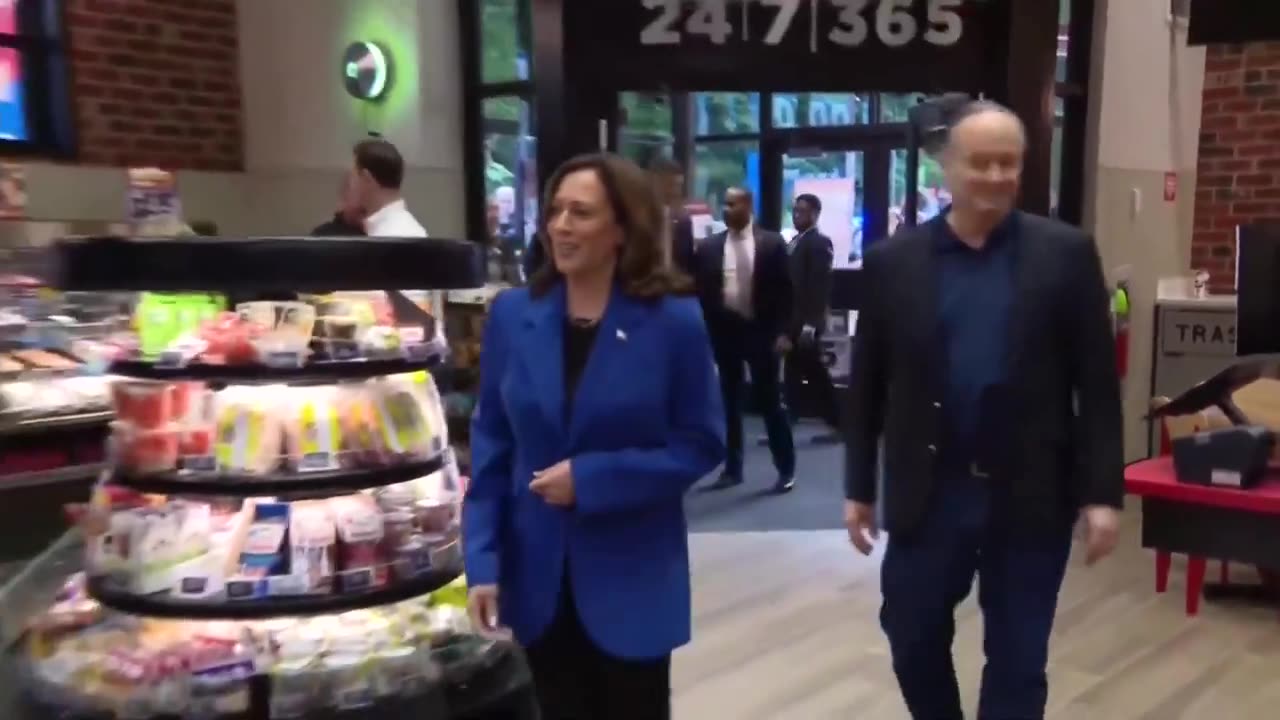 Kamala Harris stops at Sheetz, immediately goes full cringe 😬🛑