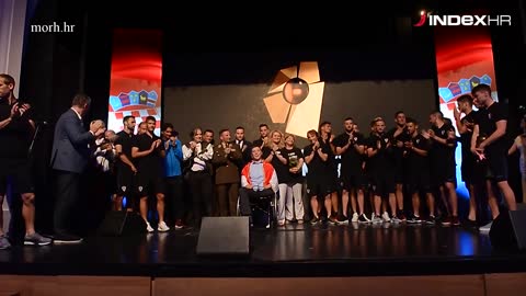 General Oružanih snaga RH predao zastavu izborniku Zlatku Daliću