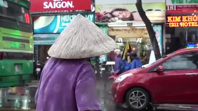 Cụ bà 84 tuổi bắn tiếng Anh như rap