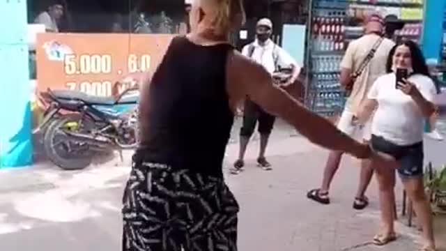 Video: Turista de origen africano baila champeta en el Centro de Cartagena